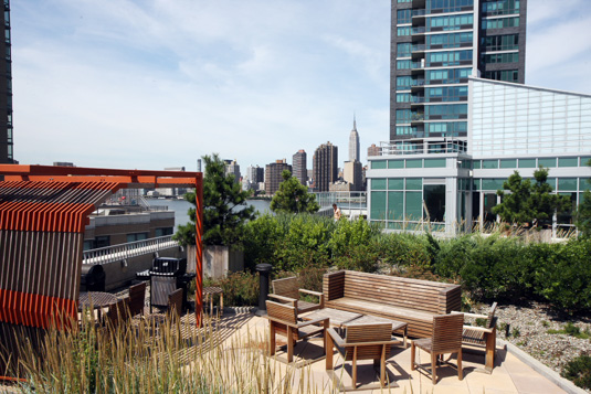 Amenities gallery - 9 of 10 - outdoor rooftop space at 4705 Center Boulevard